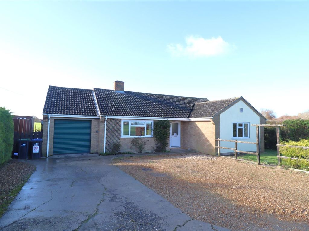 3 bed detached bungalow to rent in Ness Road, Burwell, Cambridge CB25, £1,500 pcm