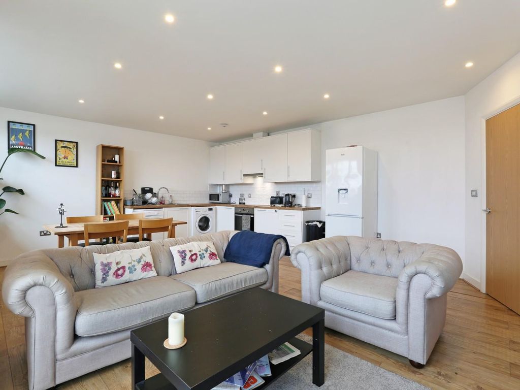 2 bed flat for sale in Denmark Road, London SE5, £500,000
