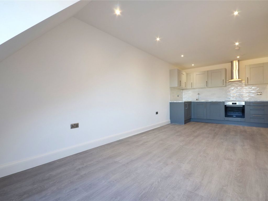 2 bed flat to rent in Horley, Surrey RH6, £1,450 pcm