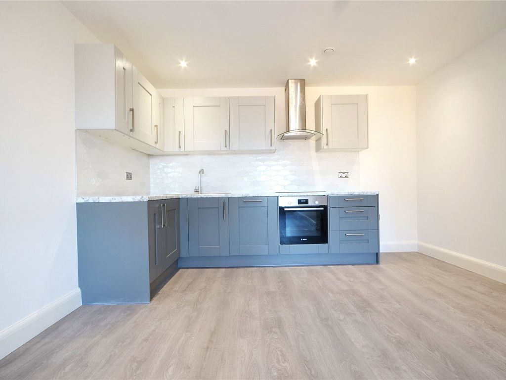 2 bed flat to rent in Horley, Surrey RH6, £1,450 pcm