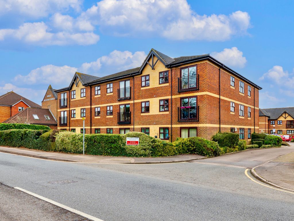 1 bed flat for sale in Magnolia Court, Victoria Road, Horley, Surrey RH6, £100,000