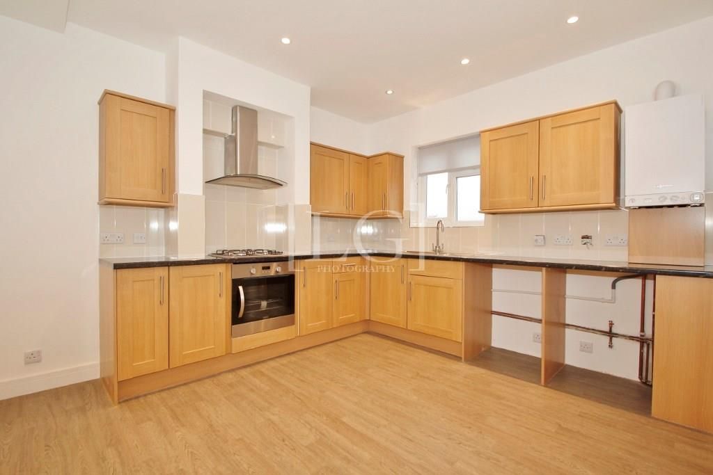 2 bed flat to rent in Lessness Avenue, Bexleyheath, London DA7, £1,400 pcm