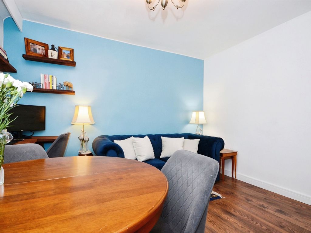 2 bed flat for sale in Fern Way, Watford WD25, £325,000