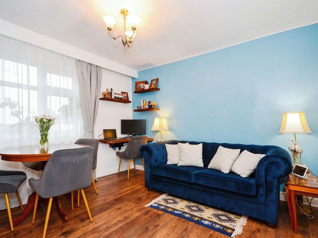 2 bed flat for sale in Fern Way, Watford WD25, £325,000