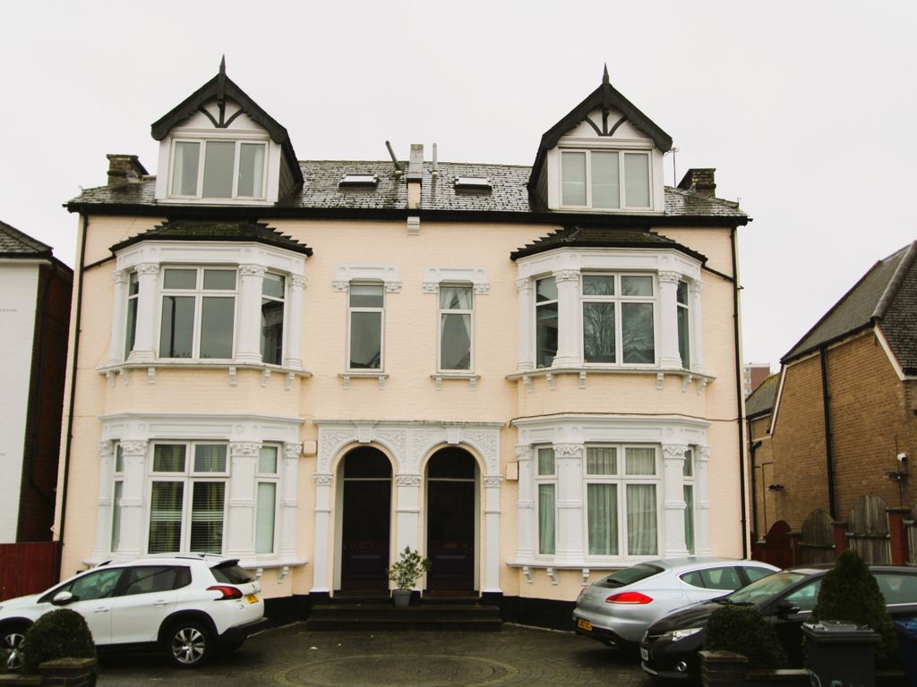 1 bed flat for sale in Finchley Lane, London NW4, £300,000