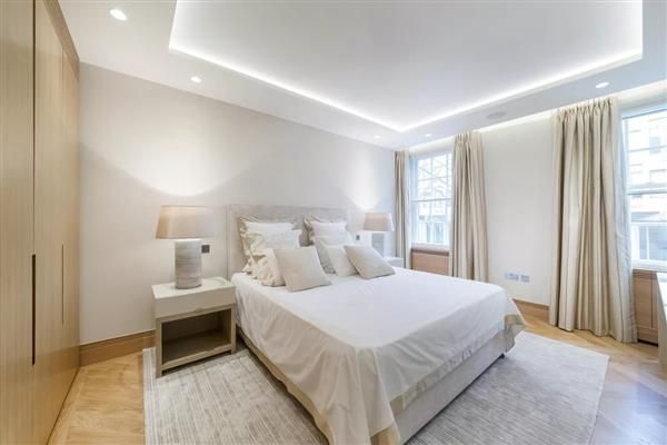 3 bed flat to rent in Upper Grosvenor Street, London W1K, £19,283 pcm