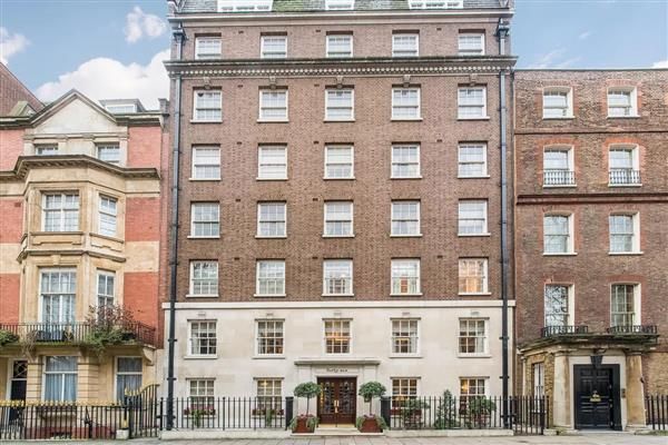 3 bed flat to rent in Upper Grosvenor Street, London W1K, £19,283 pcm