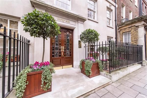 3 bed flat to rent in Upper Grosvenor Street, London W1K, £19,283 pcm