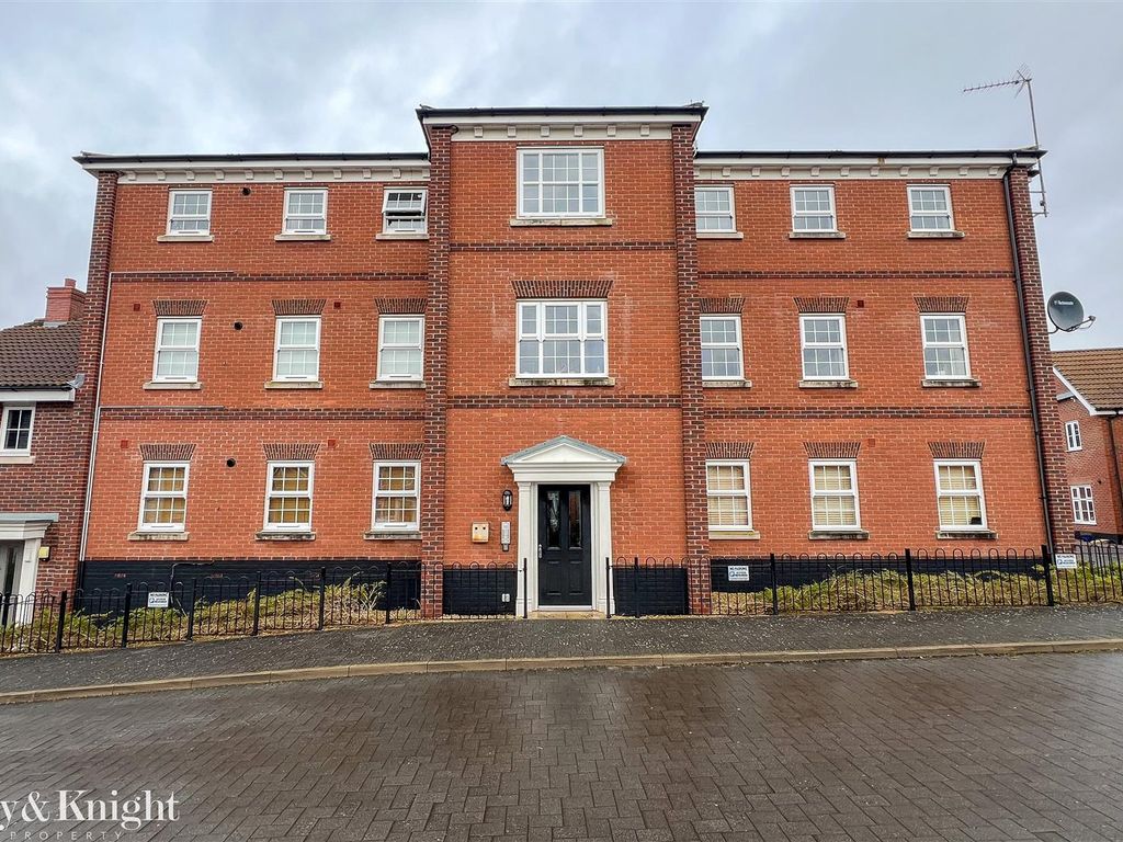 2 bed flat for sale in Trinity Square, Loddon, Norwich NR14, £160,000