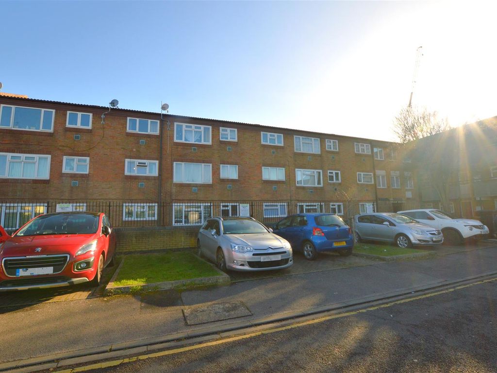 2 bed flat for sale in Stratfield Road, Slough SL1, £250,000