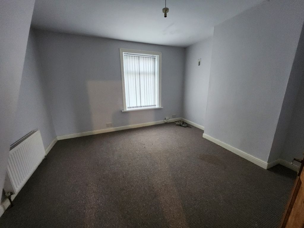 3 bed terraced house to rent in New Hey Road, Bradford BD4, £895 pcm
