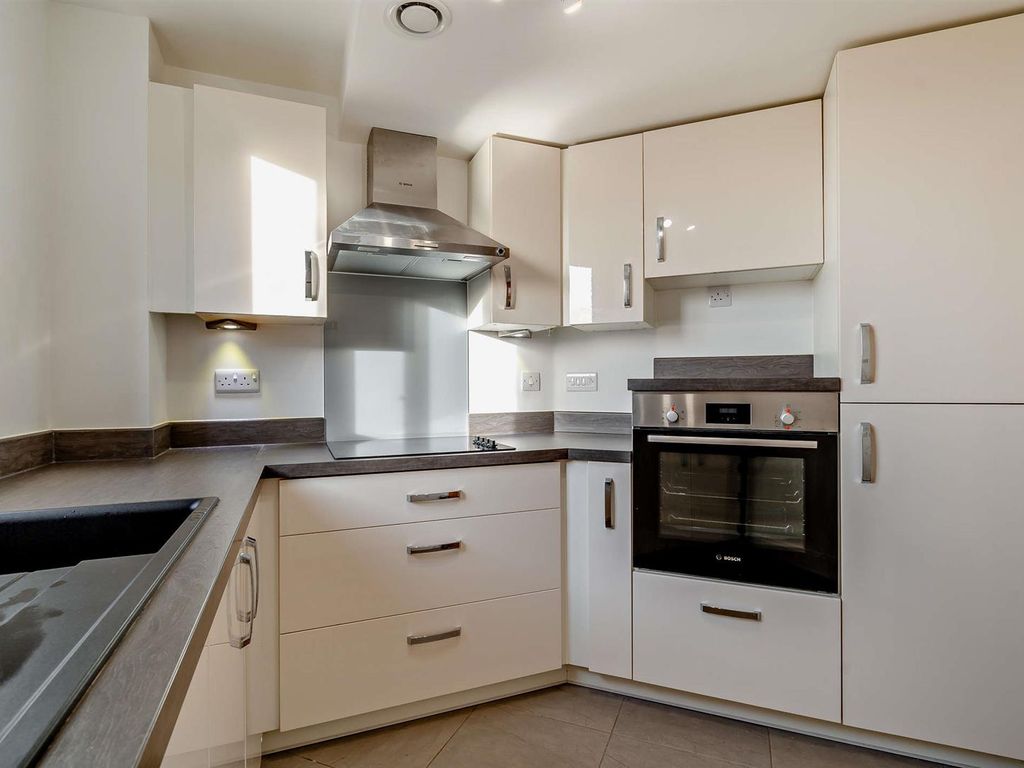 2 bed flat for sale in Saxon Gardens, Penn Street, Oakham, Rutland LE15, £370,000