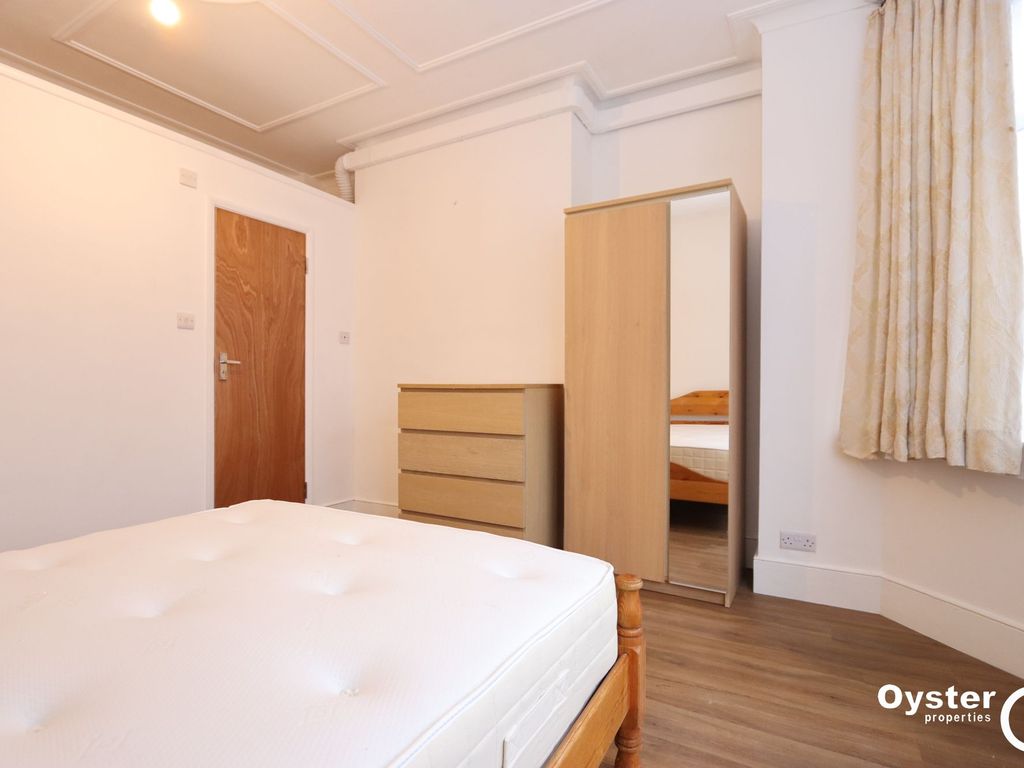 Room to rent in Berkshire Gardens, London N13, £750 pcm
