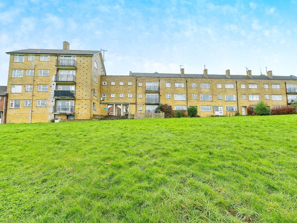 3 bed flat for sale in Knightsbridge Way, Hemel Hempstead Industrial Estate, Hemel Hempstead HP2, £325,000