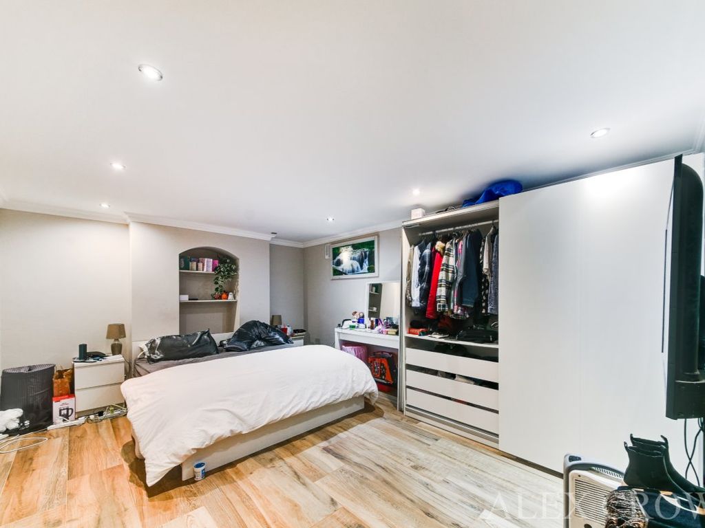 3 bed flat for sale in Archway Road, London N6, £875,000