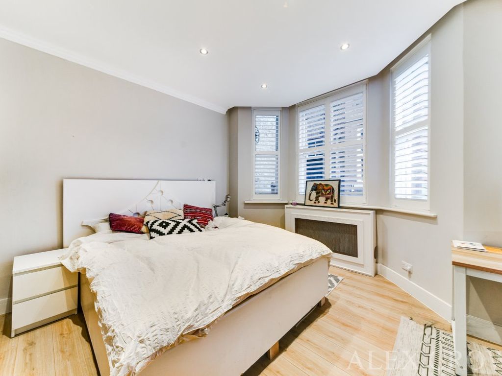 3 bed flat for sale in Archway Road, London N6, £875,000