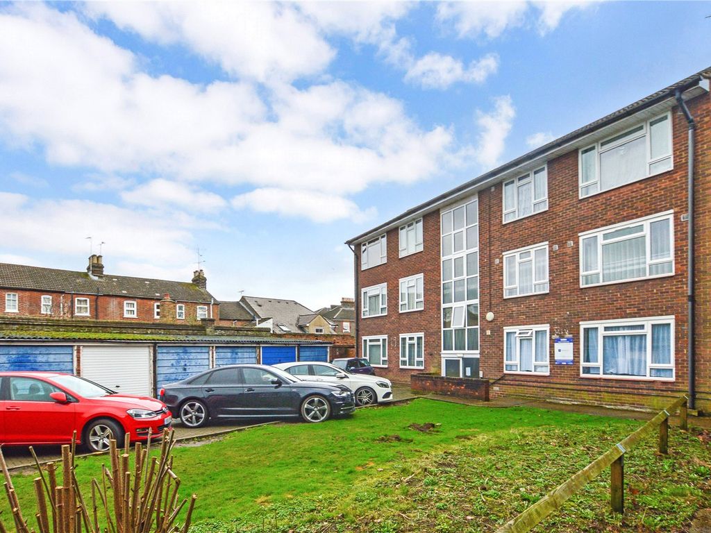 2 bed flat for sale in Albion Court, Victoria Street, Dunstable LU6, £150,000