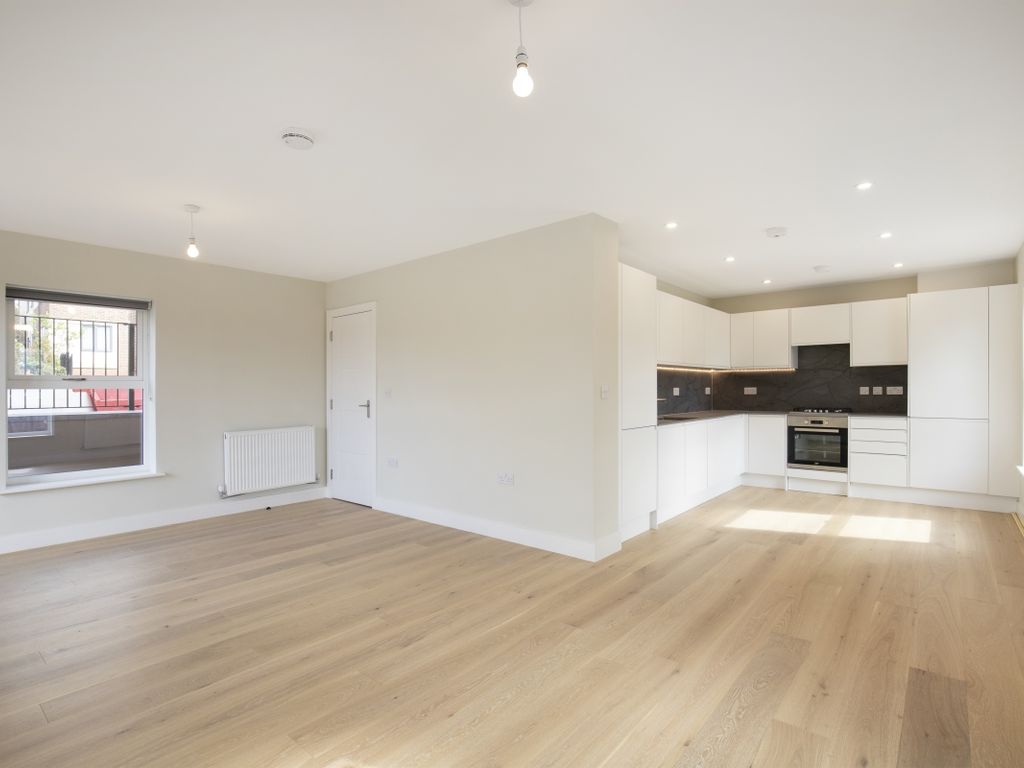 2 bed flat to rent in Finchley Lane, London NW4, £2,250 pcm