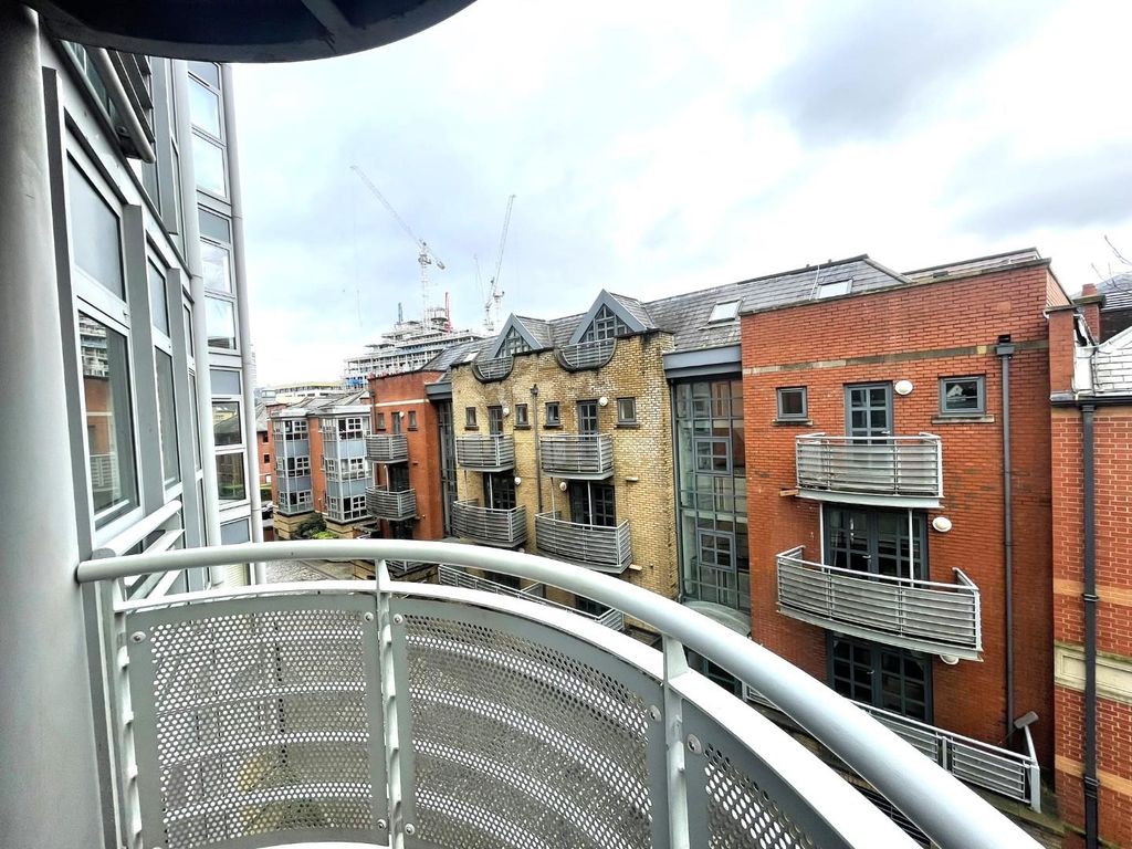 2 bed flat to rent in Queen Quay, Welsh Back, Bristol BS1, £1,850 pcm