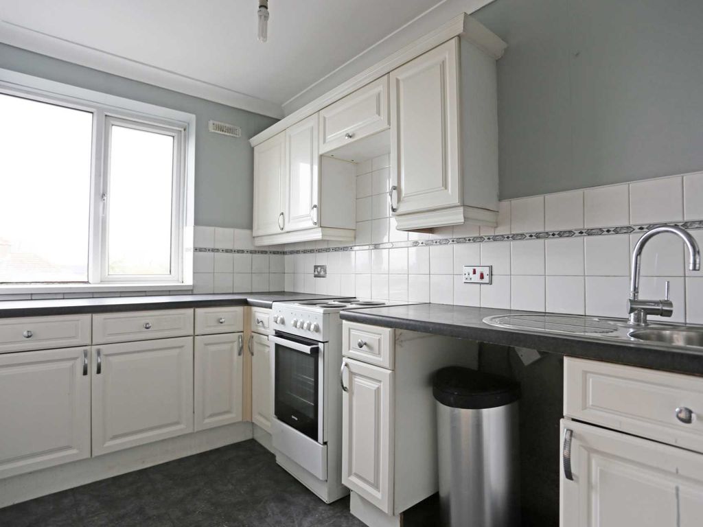 2 bed flat to rent in Upminister Road North, Rainham RM13, £1,450 pcm