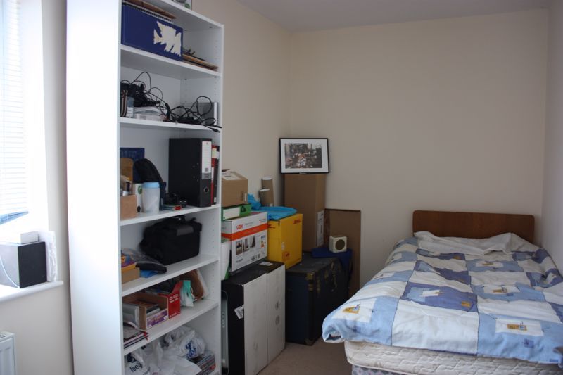 2 bed flat for sale in Bramley Close, Kidlington OX5, £197,500