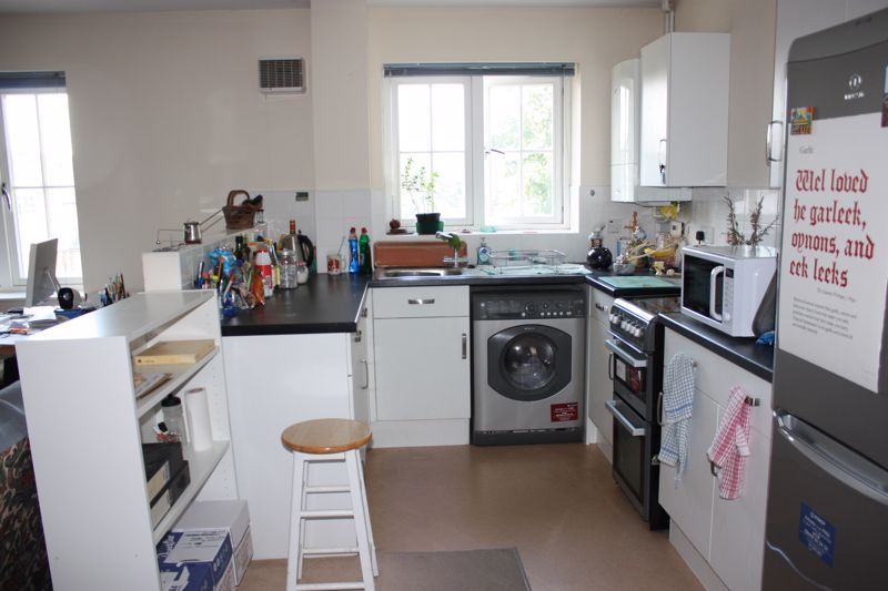 2 bed flat for sale in Bramley Close, Kidlington OX5, £197,500