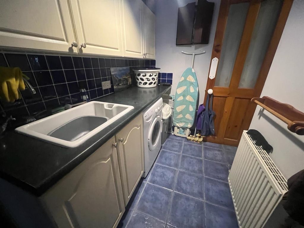 4 bed property for sale in Borth SY24, £350,000