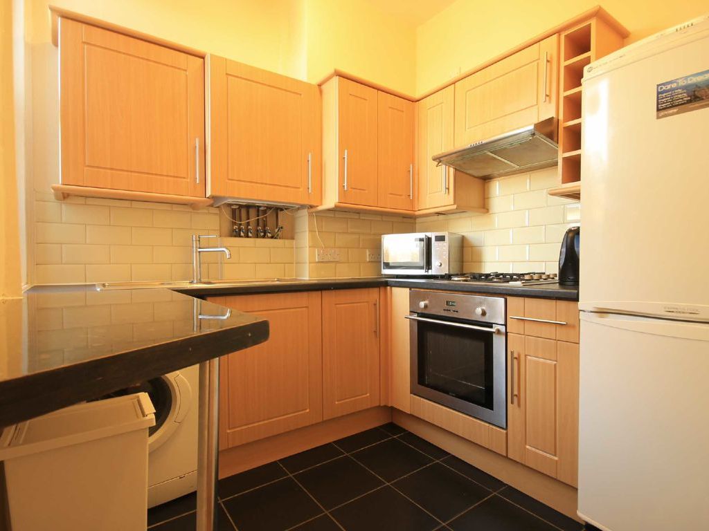 3 bed flat to rent in Lynton Road, London W3, £2,297 pcm