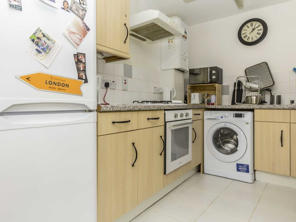 1 bed flat to rent in High Street, London W3, £1,599 pcm