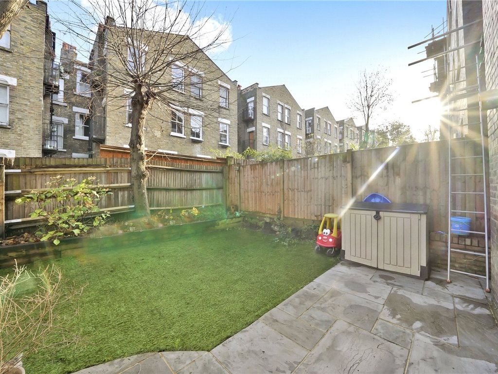 2 bed flat for sale in Middle Lane, London N8, £550,000
