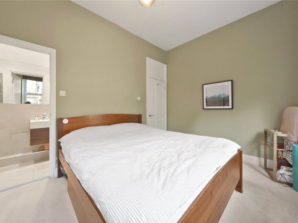 2 bed flat for sale in Middle Lane, London N8, £550,000