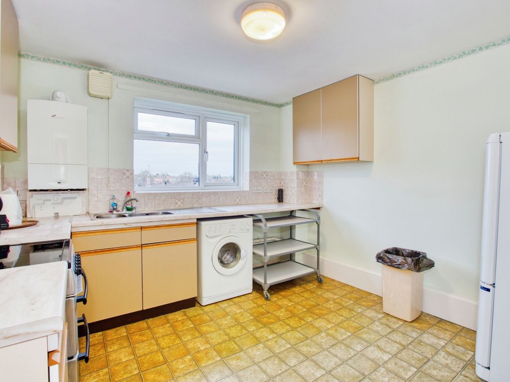 2 bed flat for sale in Sherborne Road, Yeovil, Somerset BA21, £120,000