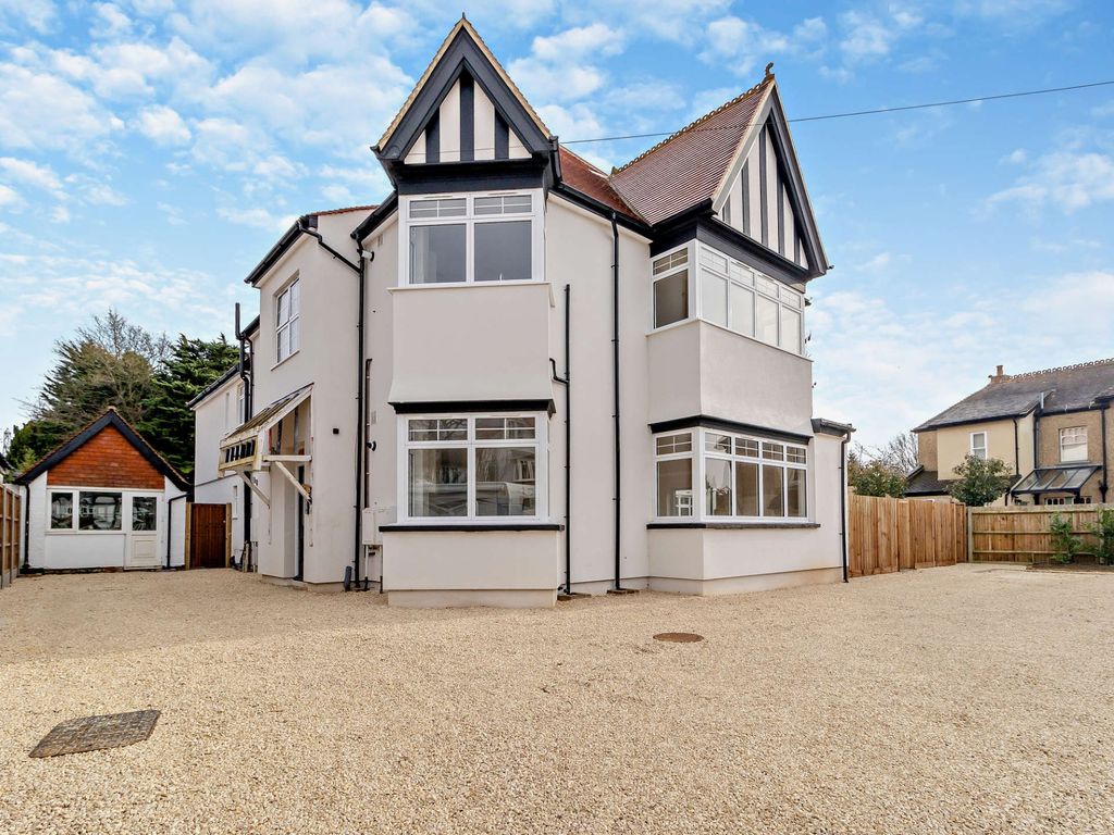 2 bed flat for sale in Moss Lane, Pinner Village HA5, £750,000