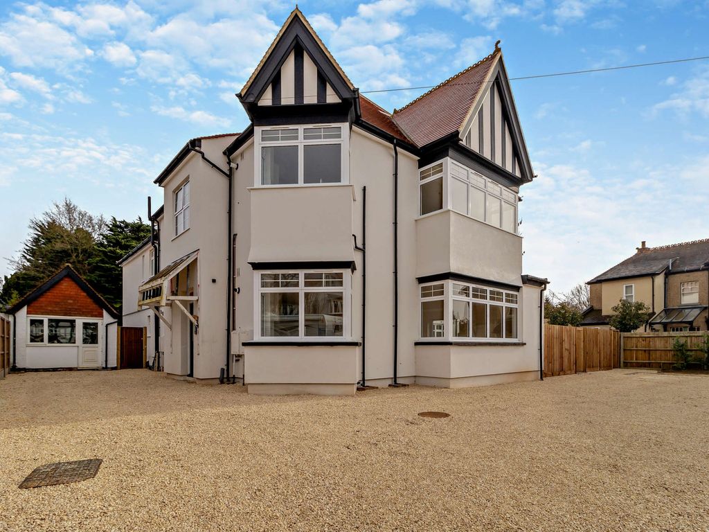 2 bed flat for sale in Moss Lane, Pinner Village HA5, £700,000