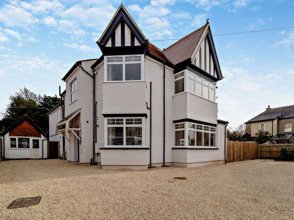 3 bed flat for sale in Moss Lane, Pinner Village HA5, £900,000