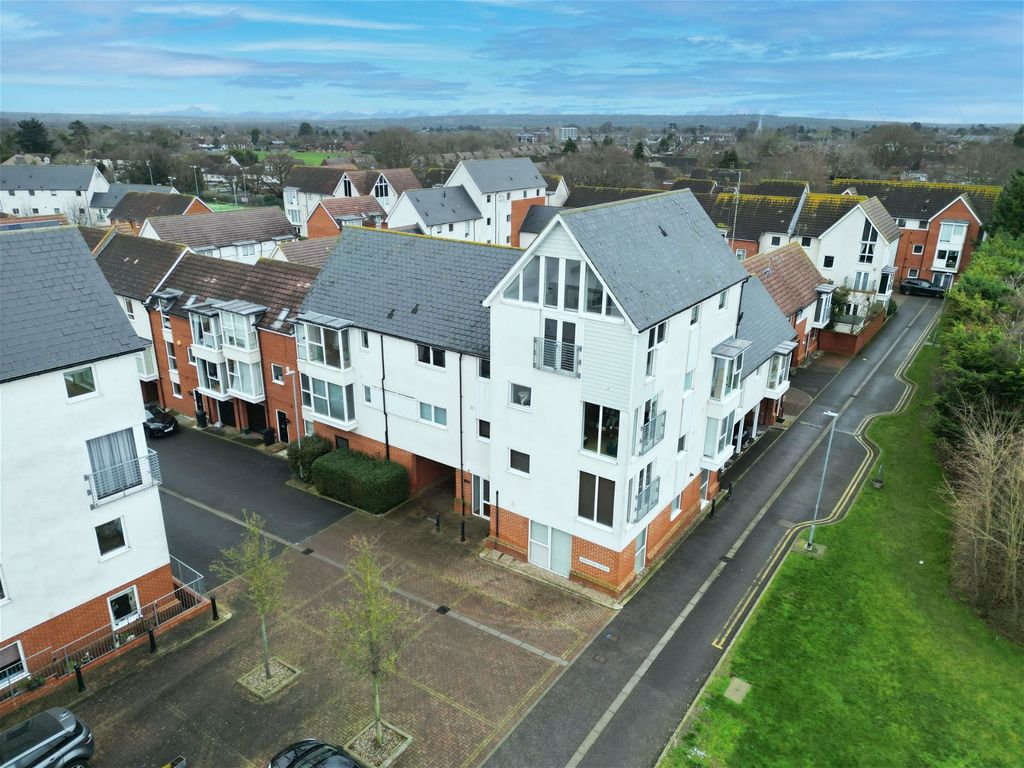 2 bed flat for sale in Montfort Drive, Chelmsford CM2, £260,000