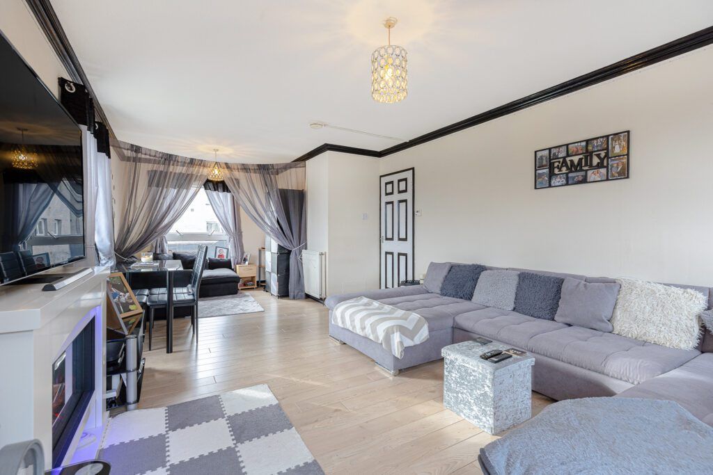 2 bed flat for sale in Easter Livilands, Stirling FK7, £125,000