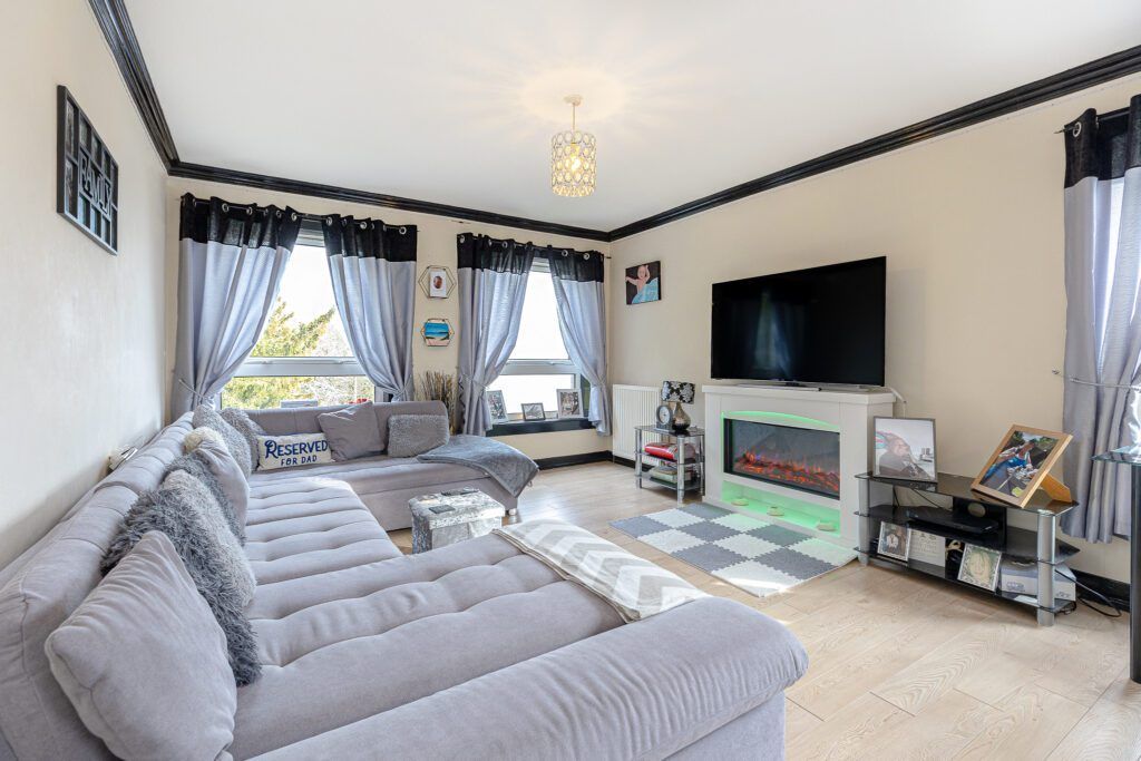 2 bed flat for sale in Easter Livilands, Stirling FK7, £125,000
