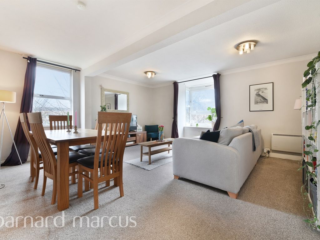 2 bed flat for sale in Sullivan Close, London SW11, £360,000