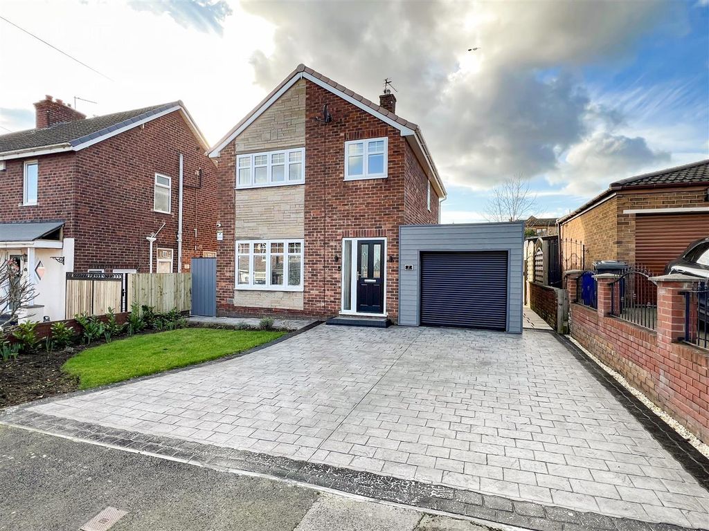 3 bed detached house for sale in Howden Avenue, Skellow, Doncaster DN6, £220,000