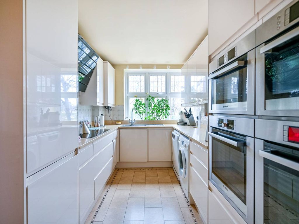 2 bed flat for sale in River Court, Surbiton KT6, £650,000