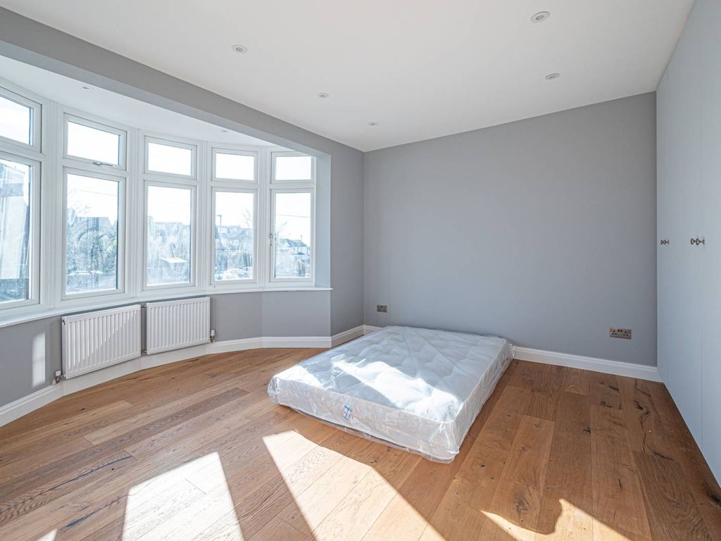 4 bed detached house to rent in Windsor Drive, East Barnet, Barnet EN4, £3,575 pcm