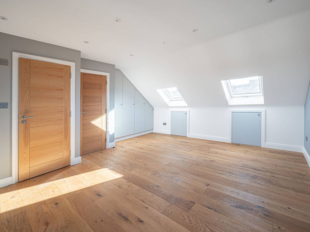 4 bed detached house to rent in Windsor Drive, East Barnet, Barnet EN4, £3,575 pcm