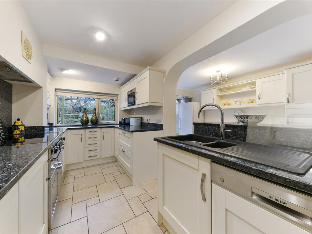 4 bed detached house for sale in Nutfield Road, Merstham, Redhill RH1, £725,000