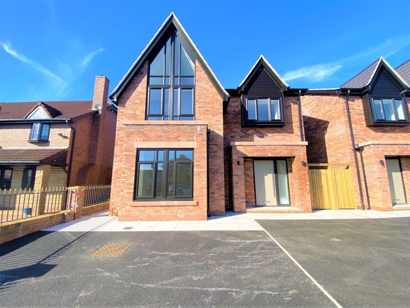 5 bed detached house to rent in Henfold Road, Astley, Tyldesley, Manchester M29, £3,500 pcm