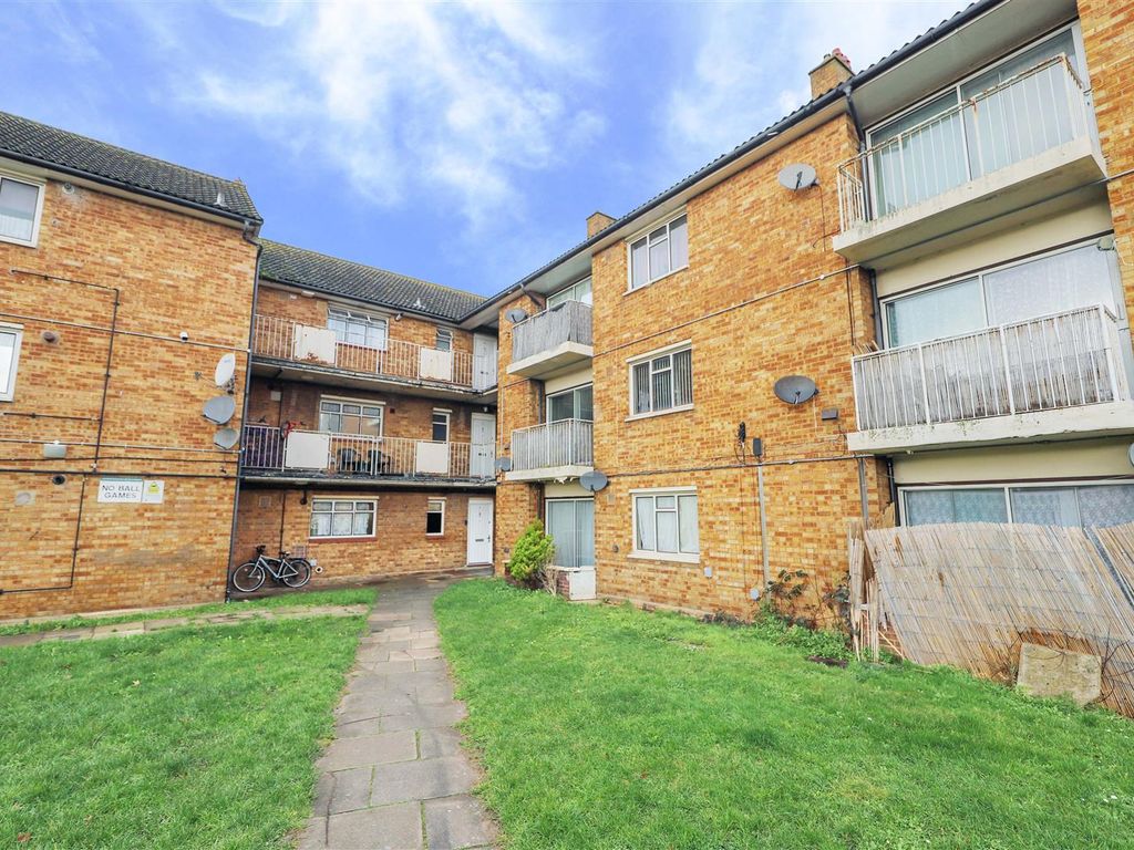 2 bed flat for sale in Bourne Avenue, Hayes UB3, £275,000