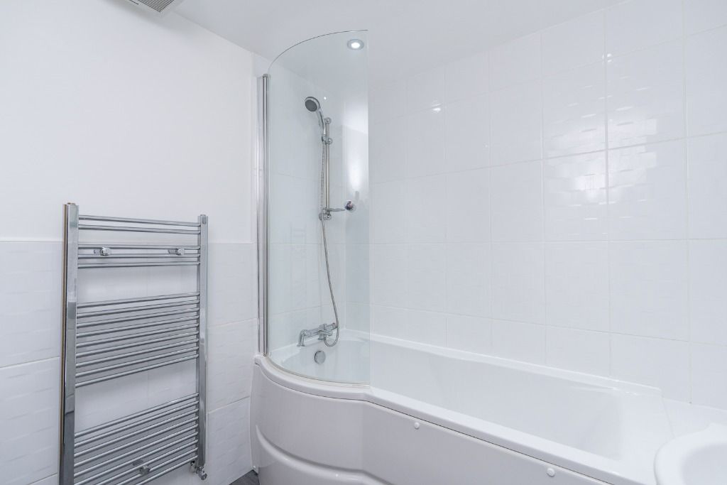 2 bed flat to rent in Jardine Place, Bathgate, West Lothian EH48, £950 pcm