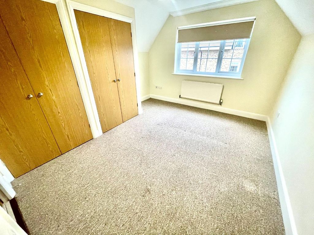 2 bed flat to rent in Holders Hill Road, Mill Hill NW7, £1,800 pcm