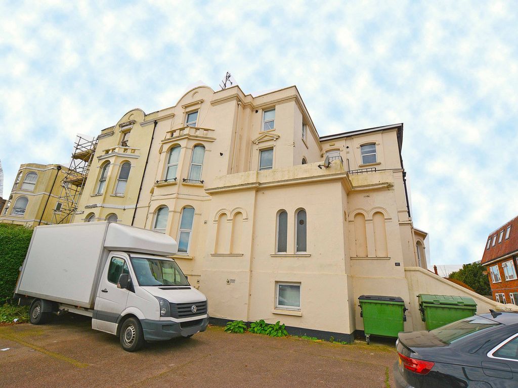 2 bed flat to rent in Broadwater Road, Worthing BN14, £1,095 pcm