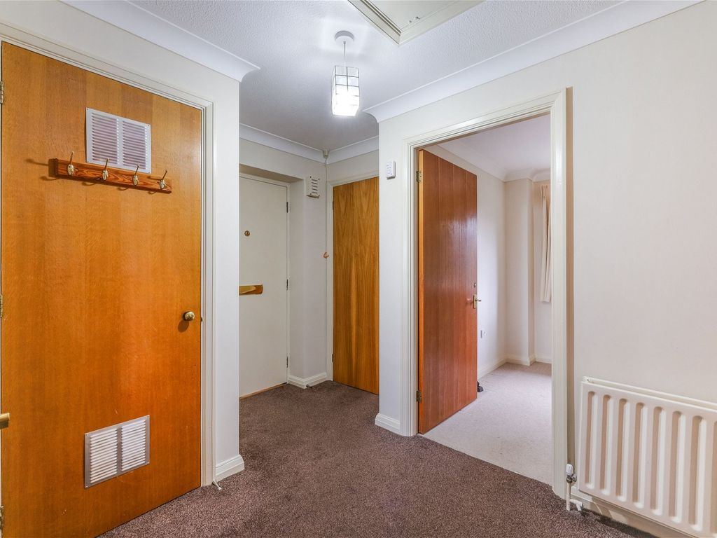 2 bed flat for sale in Deacon Court, Godstone Road, Lingfield RH7, £165,000